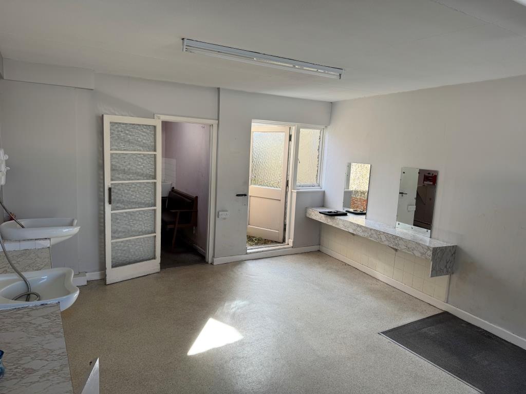 Lot: 20 - FORMER HAIRDRESSING SALON WITH POTENTIAL - Main Trading Area